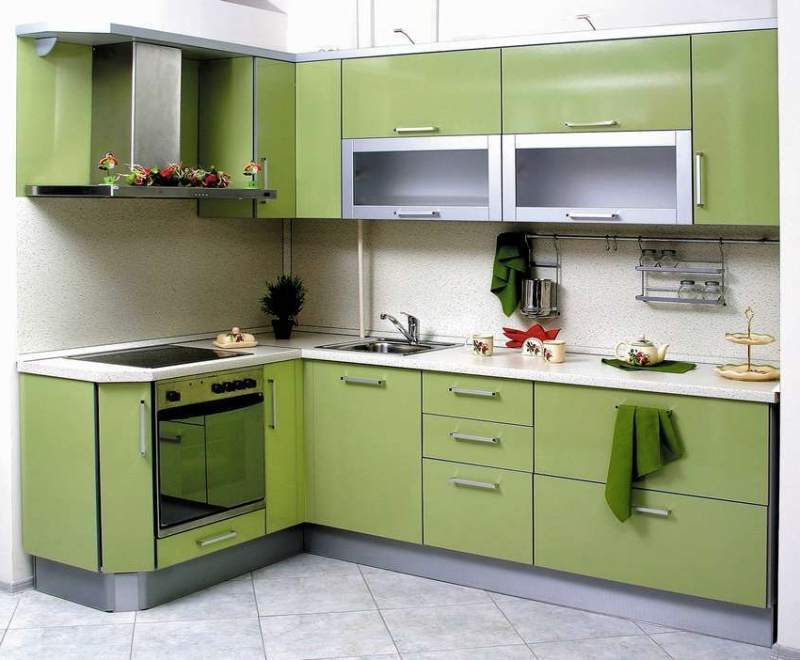 Маленькие угловые кухни для маленькой кухни с холодильником