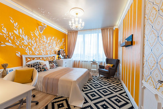 Интерьер спальни с желтыми стенами