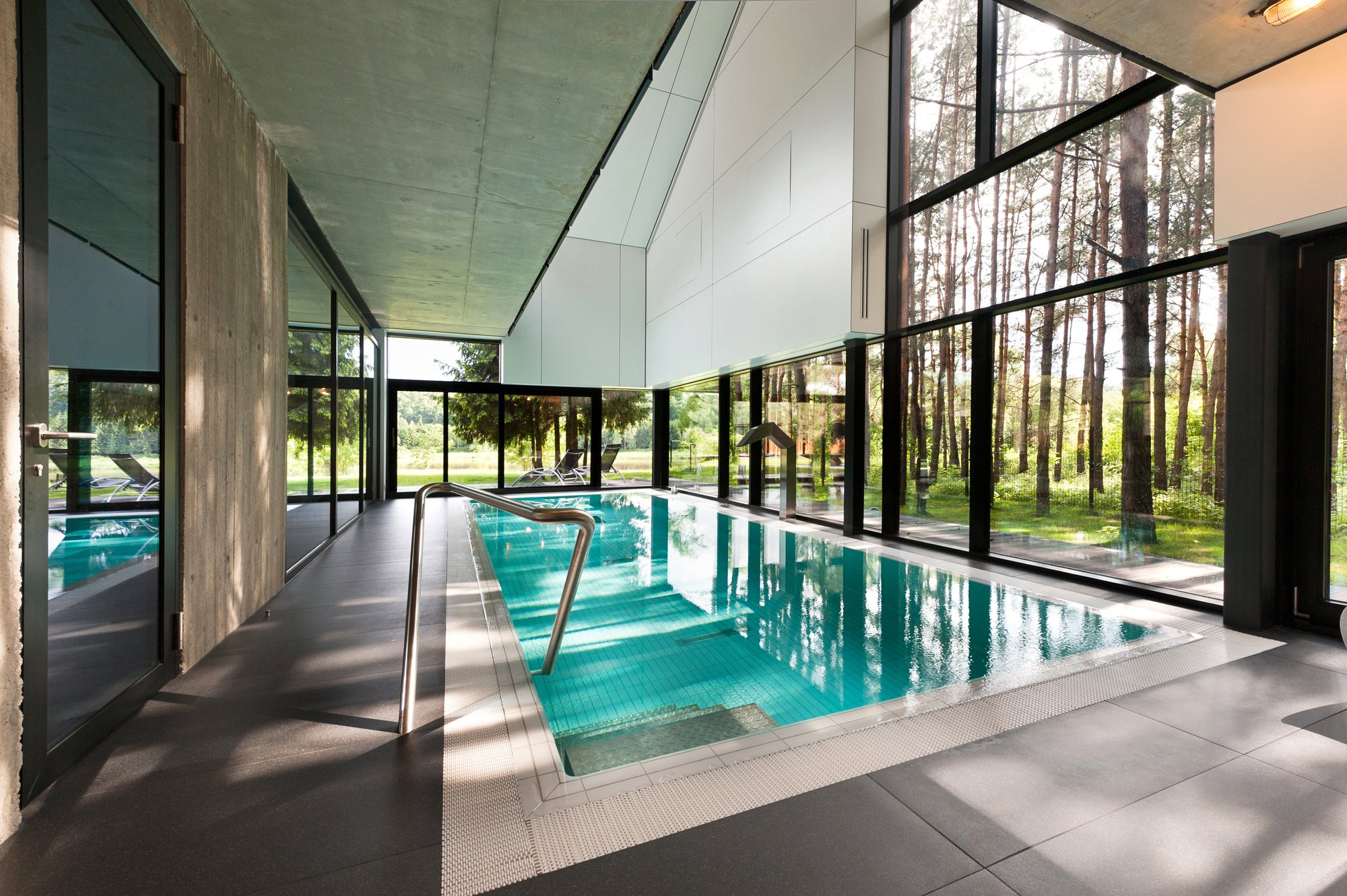 Интерьеры бассейнов в загородном доме в современном стиле фото