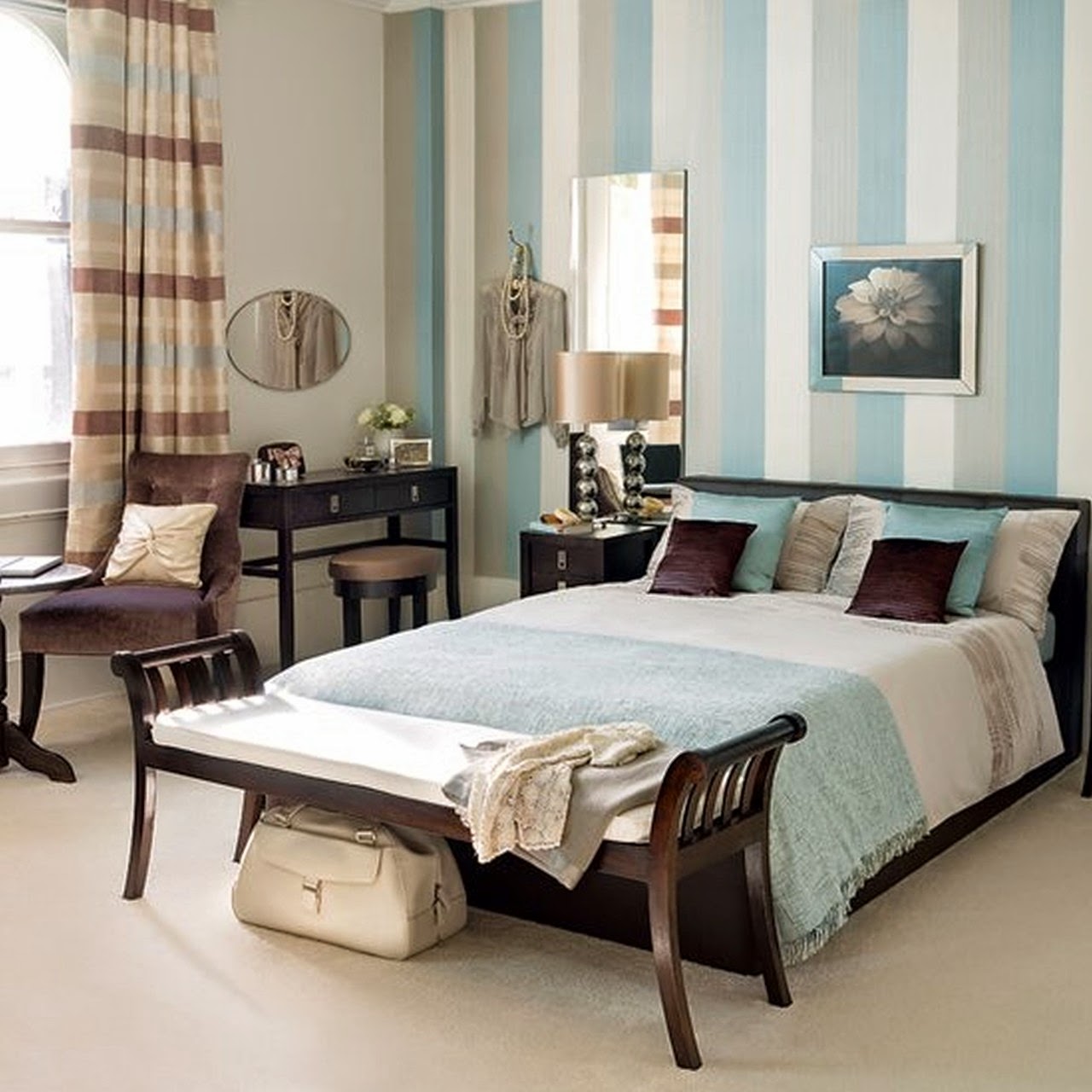 голубые стены и коричневая мебель