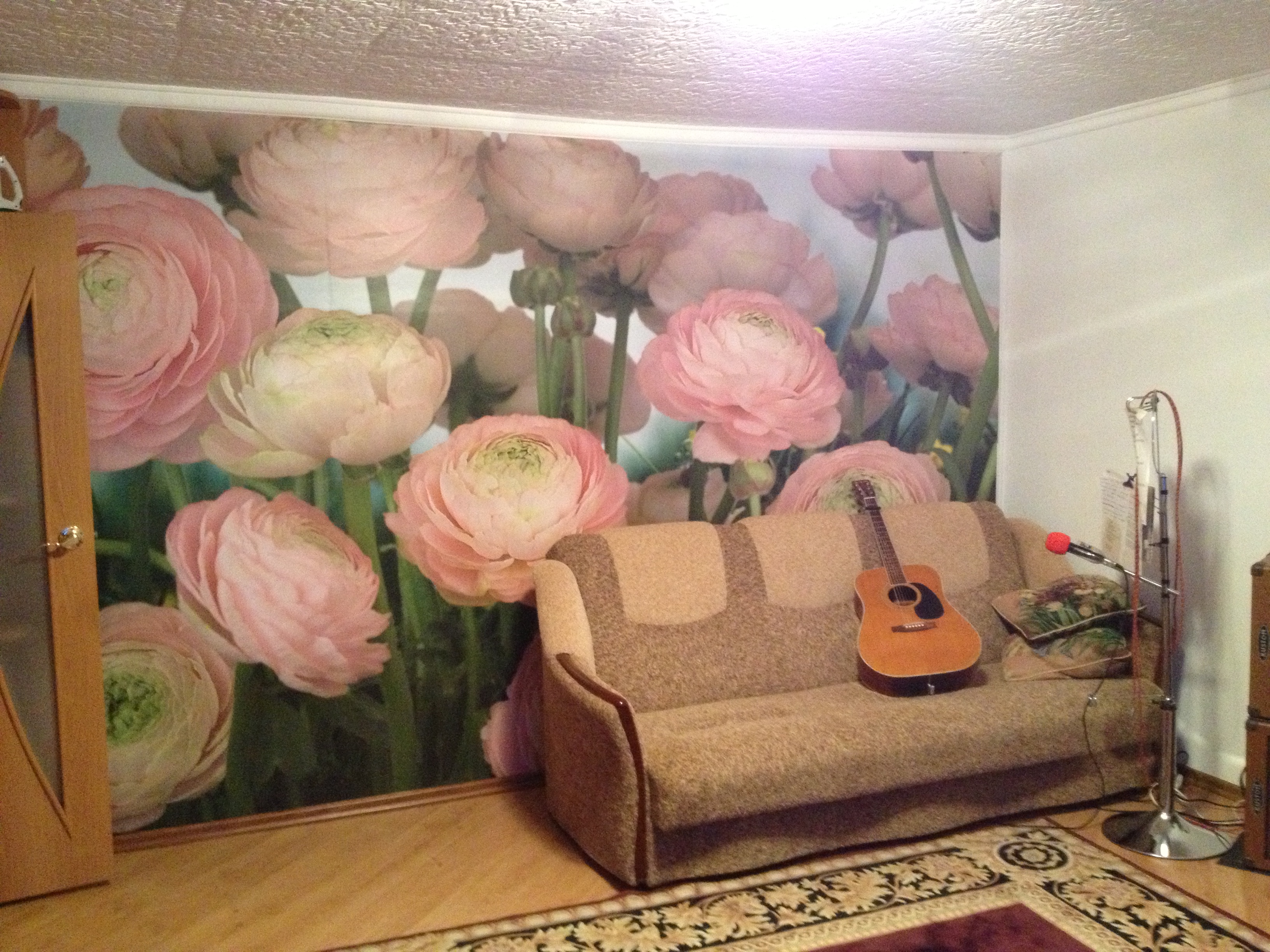 Обои с розами для стен в интерьере