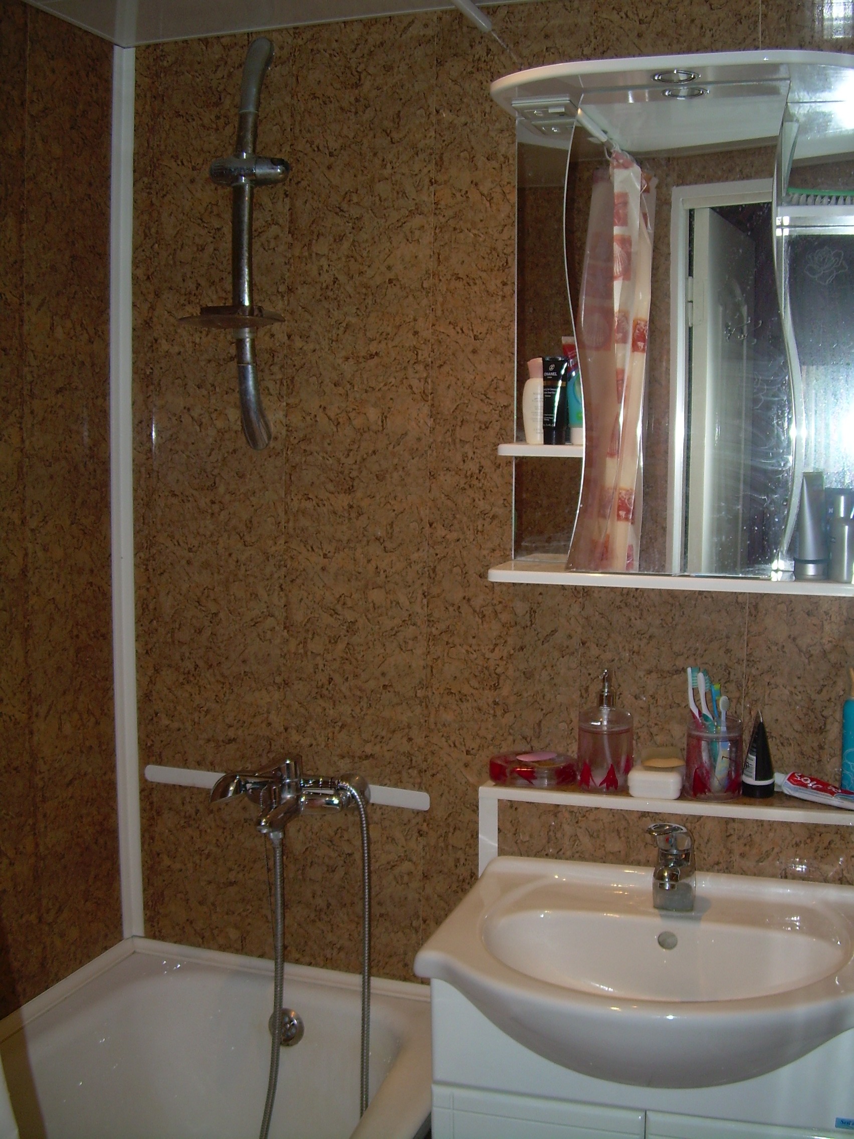 Стены в ванной хрущевки. Ванная комната в хрущевке. Ванная комната отделанная панелями. Ванная в хрущевке панелями ПВХ. Ваннав хрещевкеранелями.