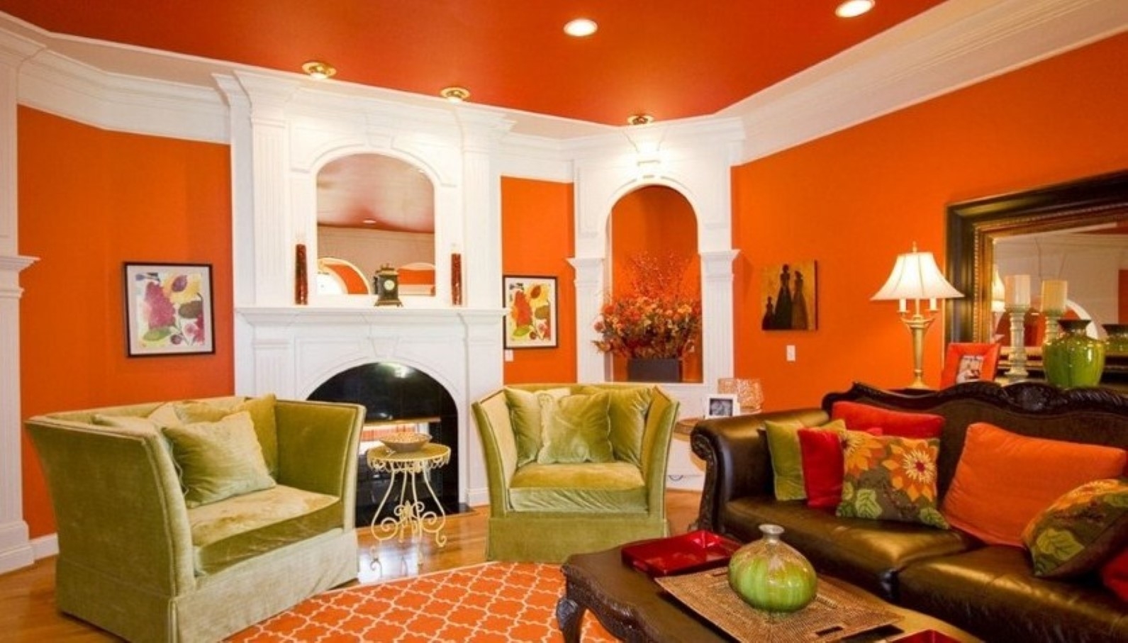 Оранжевые обои в интерьере гостиной фото