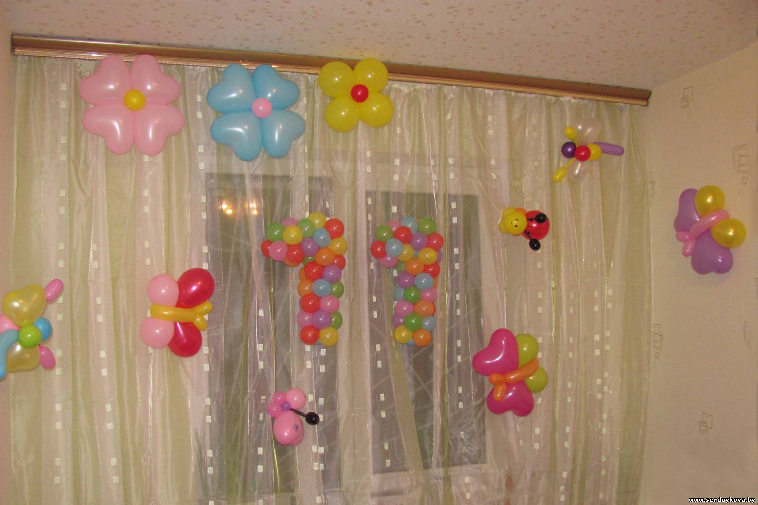 Как красиво украсить комнату шарами
