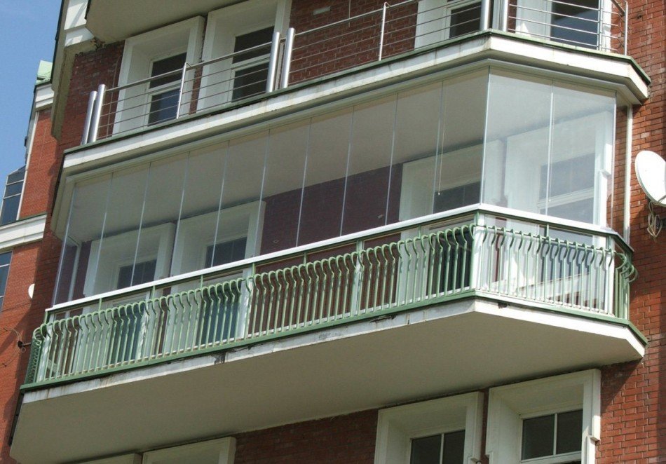 Дизайн балкона из белого кирпича